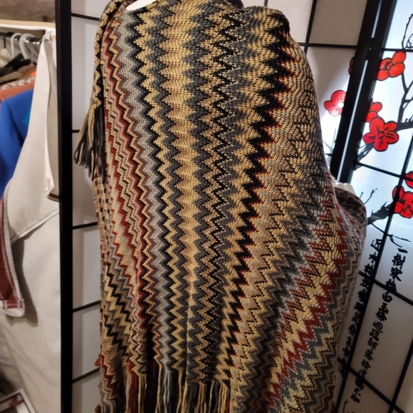 WOVEN HEART LADIES SHAWL WRAP WITH TASSELED SHAG/SIZE SMALL MEDIUM - Picture 9 of 14